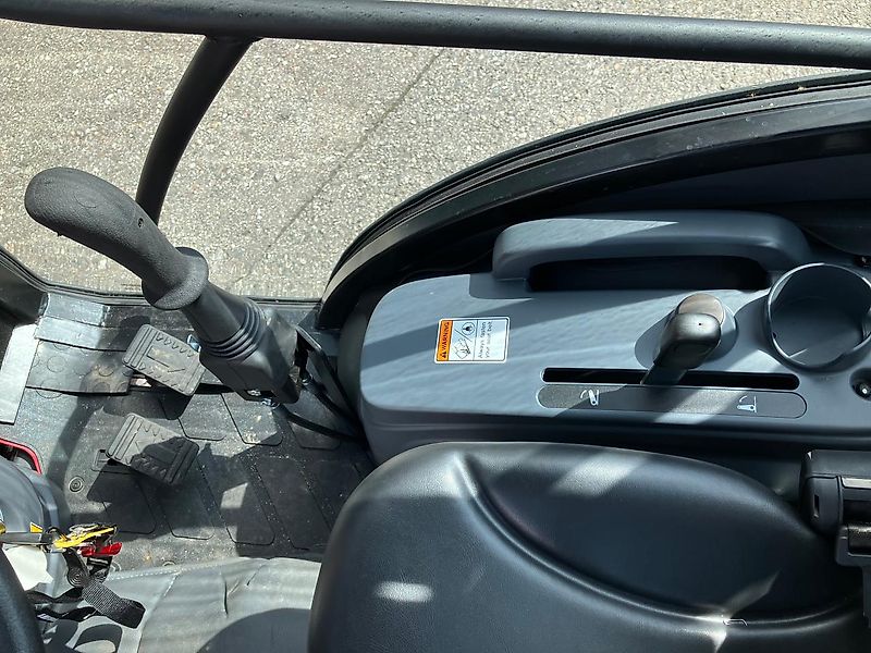 TYM T255 NH mit Fronthydraulik und Kabine