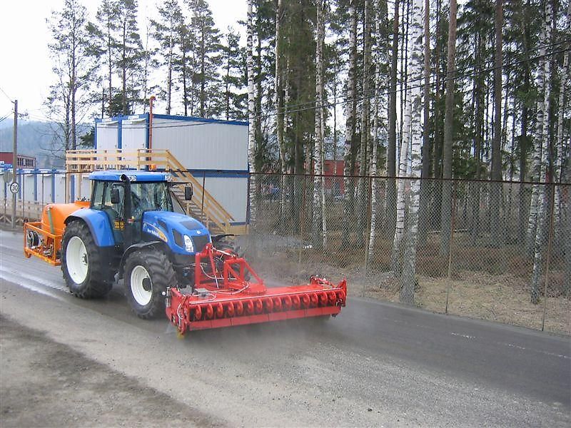 Dücker SFK 2700 - Profi Kehrmaschine 700mm Besen - beidseitiger hydr. Antrieb + Aufkratzleiste