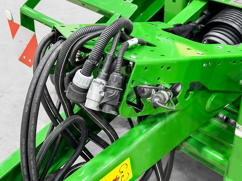 John Deere V451M round baler, 90 - 165 cm bale diameter, variable chamber, net binding, MaxiCut HC Premium with 13 knives, BaleTrak Plus monitor