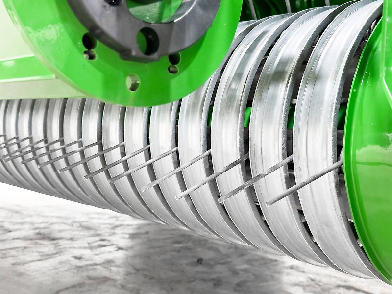 John Deere V451M round baler, 90 - 165 cm bale diameter, variable chamber, net binding, MaxiCut HC Premium with 13 knives, BaleTrak Plus monitor