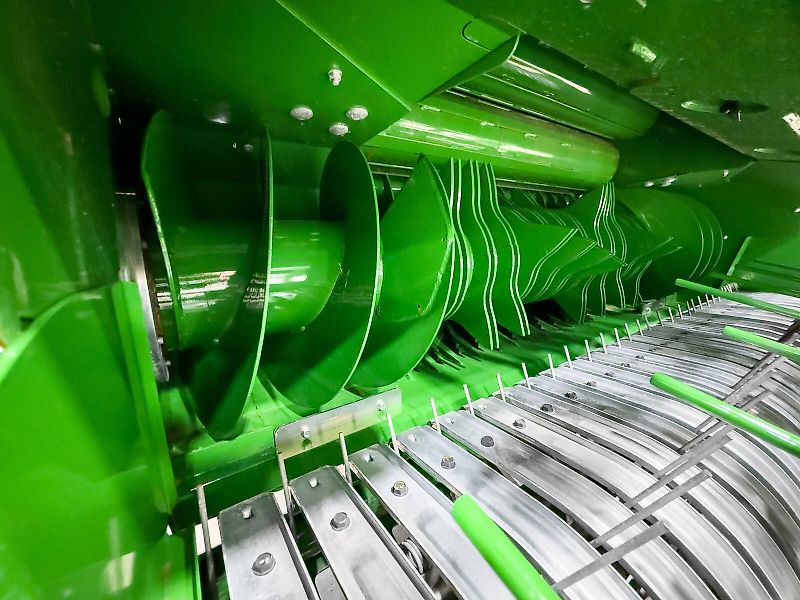 John Deere V451M round baler, 90 - 165 cm bale diameter, variable chamber, net binding, MaxiCut HC Premium with 13 knives, BaleTrak Plus monitor