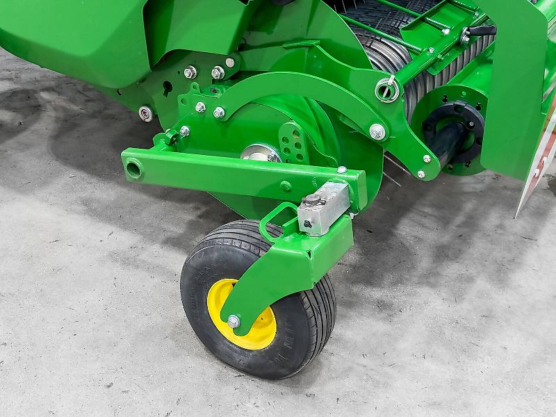 John Deere V451M round baler, 90 - 165 cm bale diameter, variable chamber, net binding, MaxiCut HC Premium with 13 knives, BaleTrak Plus monitor