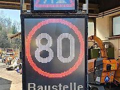 Nissen VLT Rot-Weiß 2017 LED Verkehrsleitanhänger Verkehrsleittafel Verkehrssicherungsanhänger Absperrtafel VWT Horizont Funkwarnmeldeanlage