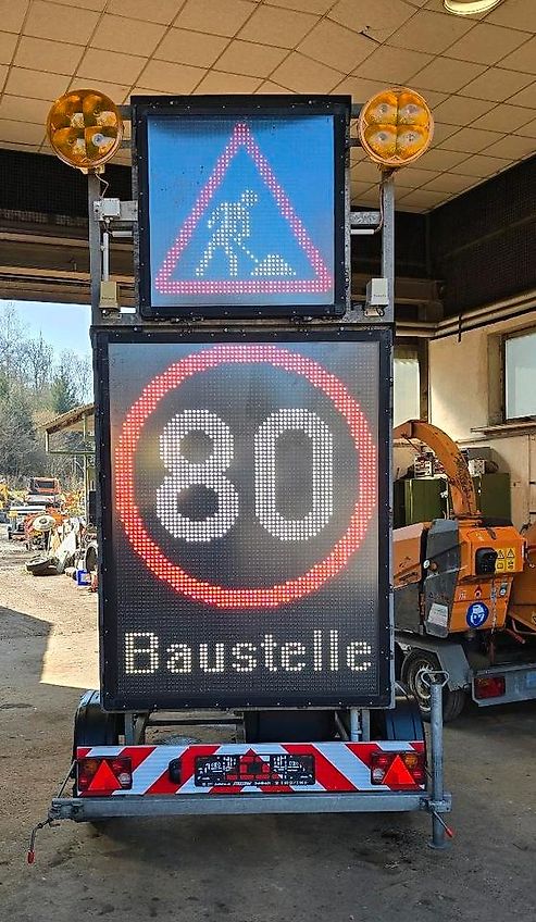 Nissen VLT Rot-Weiß 2017 LED Verkehrsleitanhänger Verkehrsleittafel Verkehrssicherungsanhänger Absperrtafel VWT Horizont Funkwarnmeldeanlage