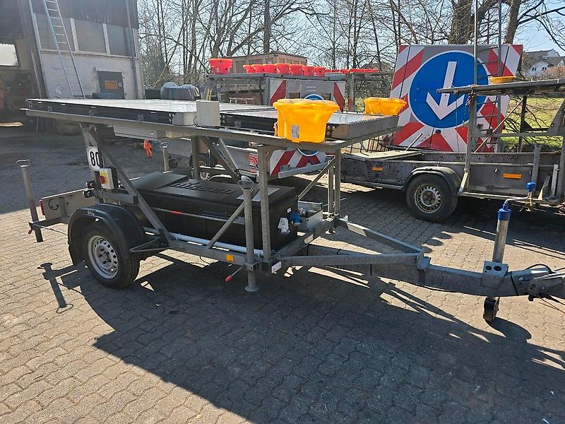 Nissen VLT Rot-Weiß 2017 LED Verkehrsleitanhänger Verkehrsleittafel Verkehrssicherungsanhänger Absperrtafel VWT Horizont Funkwarnmeldeanlage