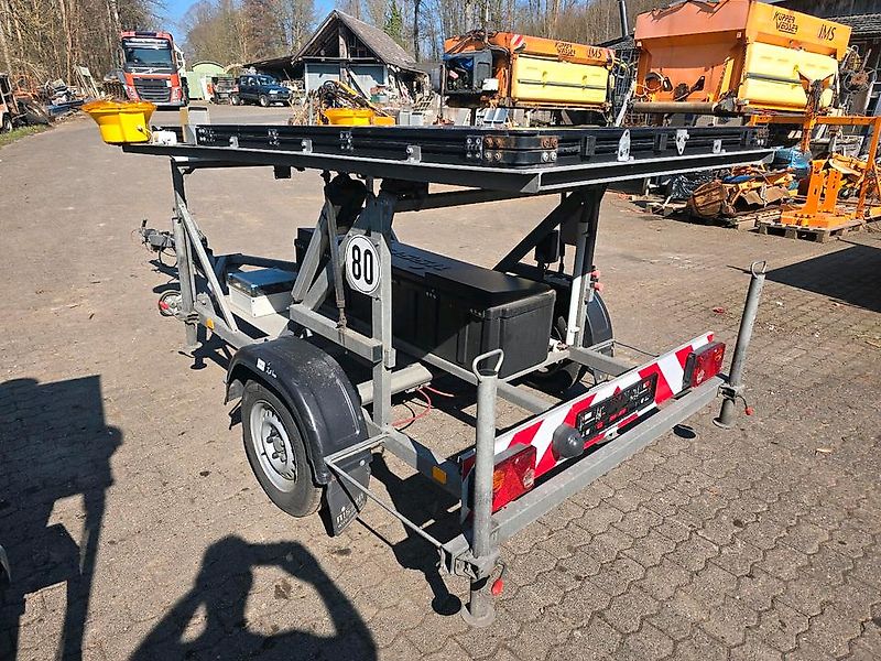 Nissen VLT Rot-Weiß 2017 LED Verkehrsleitanhänger Verkehrsleittafel Verkehrssicherungsanhänger Absperrtafel VWT Horizont Funkwarnmeldeanlage