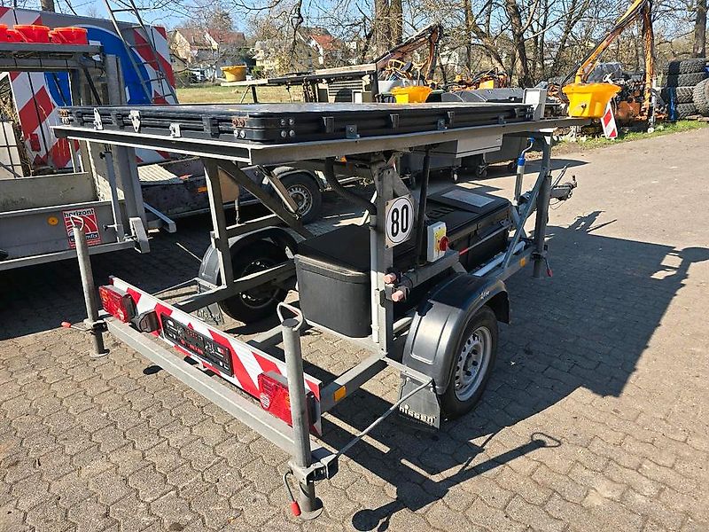 Nissen VLT Rot-Weiß 2017 LED Verkehrsleitanhänger Verkehrsleittafel Verkehrssicherungsanhänger Absperrtafel VWT Horizont Funkwarnmeldeanlage