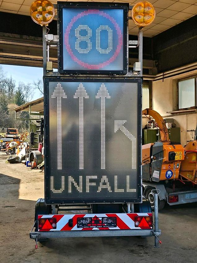 Nissen VLT Rot-Weiß 2017 LED Verkehrsleitanhänger Verkehrsleittafel Verkehrssicherungsanhänger Absperrtafel VWT Horizont Funkwarnmeldeanlage