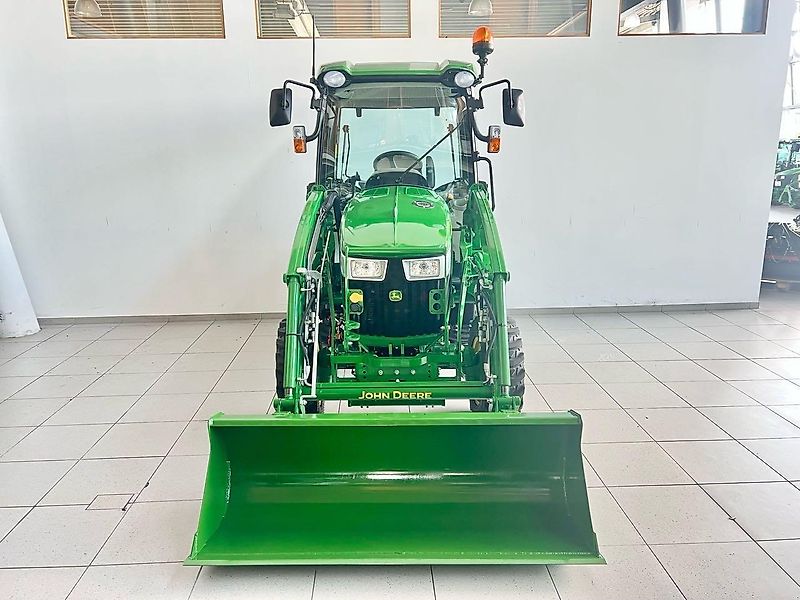 John Deere 3046R