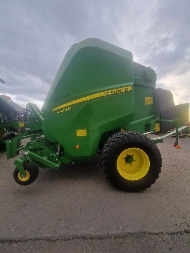 John Deere V451M