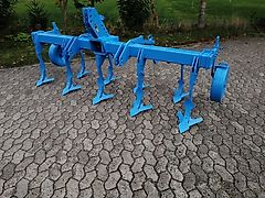 Lemken Topas 300 Lemken Kurzgrubber 2 Balkig mit 9 Stielen Scharabstand 670mm im Balken bei 9Scharen 335mm Doppelherzschare optional Flügelschare mit Hitch&Zapwellenanbaubock 500mm Stützräde rzur Tiefenführung Kein Amazone TL Vorbaugrubber