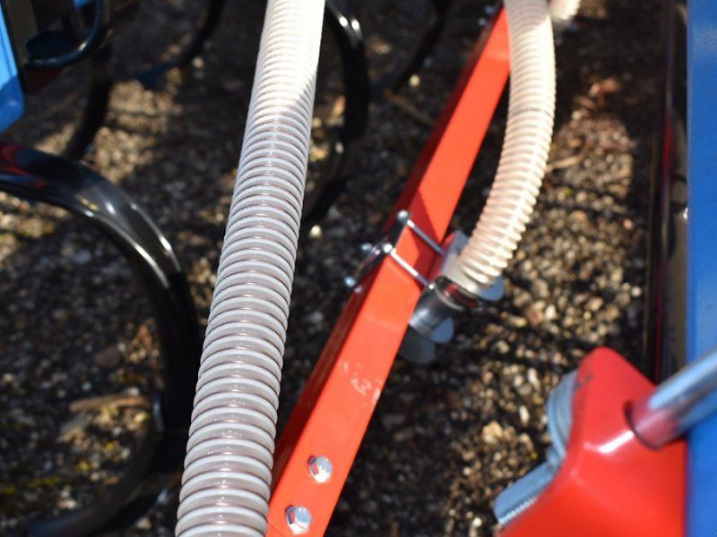 Agripol Leichtgrubber KOBALT 500 H mit AGRO-MASZ SP200 pneumatische Sämaschine Federzinken