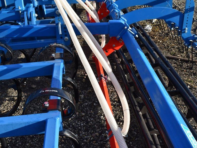 Agripol Leichtgrubber KOBALT 500 H mit AGRO-MASZ SP200 pneumatische Sämaschine Federzinken