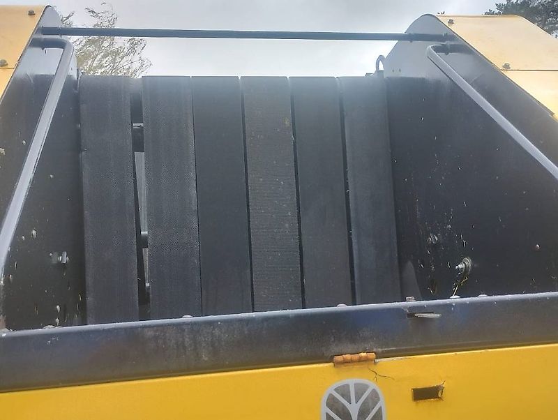 New Holland BR 750 Crop Cutter