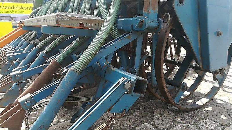 Köckerling Köckerling 250cm Drillkombi 21 Reihen Vorbaufederzinkengruber Amazone Drille mit Fahrgassenschaltung Glatte Pakerringe zur Saatbeetbereitung Exaktstreigel zur Saateinarbeitung