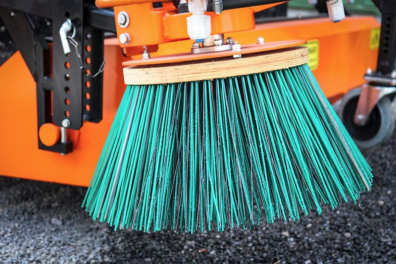 Pronar ZM 2000 Kehrmaschine 2m + Seitenbesen