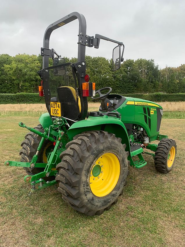 John Deere 3046R ROPS IT